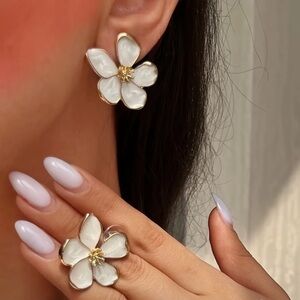 NEW Floral Floral Earrings. White Flower & Gold Leaf Holiday Jewelry 🌸